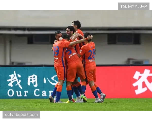 【2026年4月中超联赛·赛中·侧记通讯：大雨中的齐鲁德比 青岛西海岸球迷远征军全程高歌